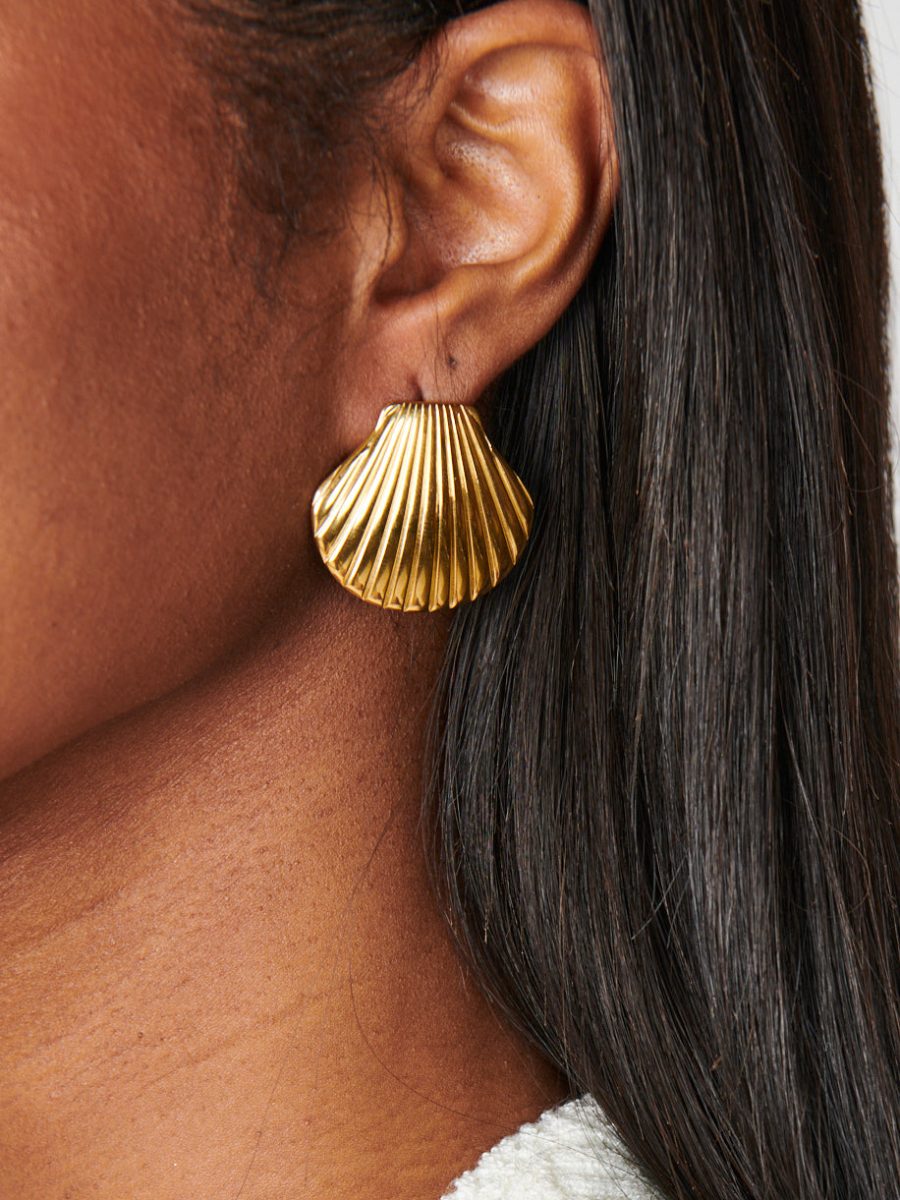 Petit Moments Shell Stud Earrings ~ Gold